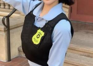 克拉女神 – 妮子扮演护士的福利摄影，原图中展现出无与伦比的美丽与力量.txt