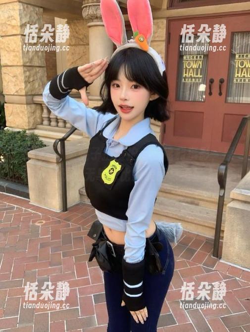 克拉女神 - 妮子扮演护士的福利摄影，原图中展现出无与伦比的美丽与力量.txt