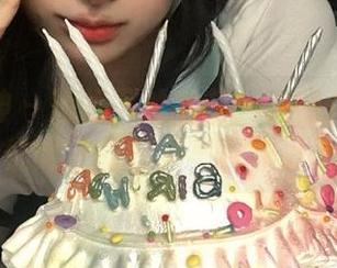 克拉女神 – 短裙下的芊芊：在图库中邂逅这位博主的经典写真作品.txt