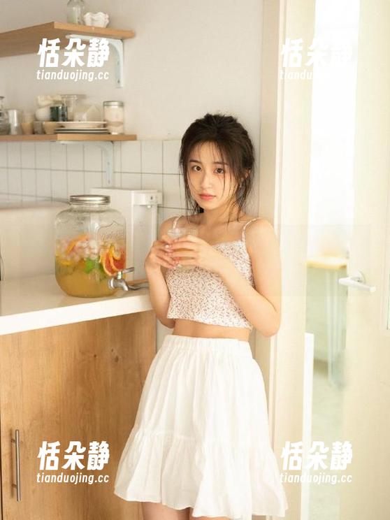 克拉女神 - 高子琁白丝摄影合集：观看她塑造的唯美与梦幻世界.txt