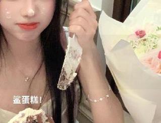 兔玩映画独家高清粉白色条纹袜套图，带你沉浸在柔美与恬静的氛围中.txt