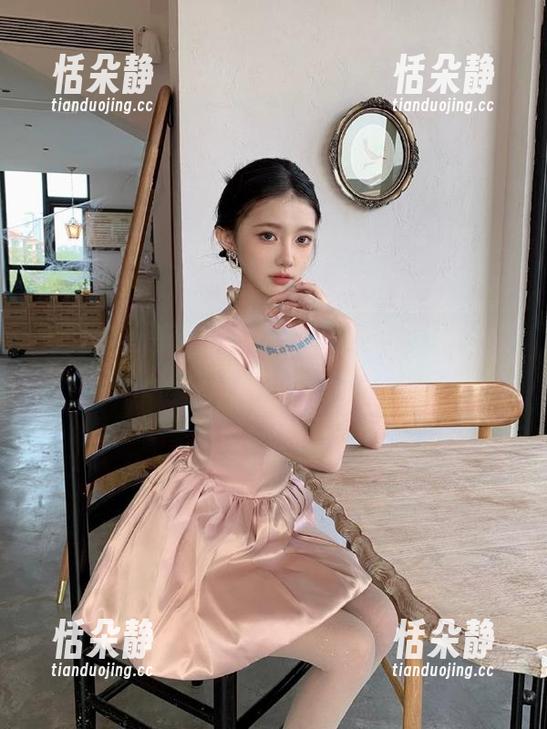 免费下载兔玩映画蕾丝边黑裙系列写真照片，体验不一样的风格！.txt