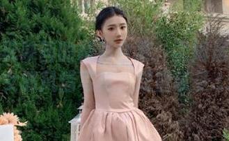 探索兔玩映画的精彩合集：雷姆居家风与兔女郎风情写真，双重享受.txt