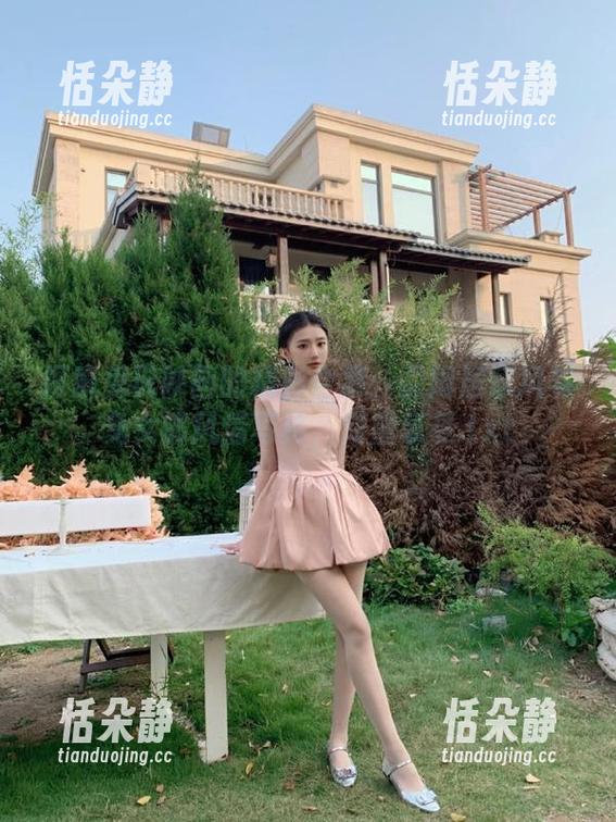探索兔玩映画的精彩合集：雷姆居家风与兔女郎风情写真，双重享受.txt