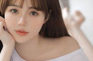精选校服写真：凉凉子演绎青春，带你走进校园的梦幻世界.txt