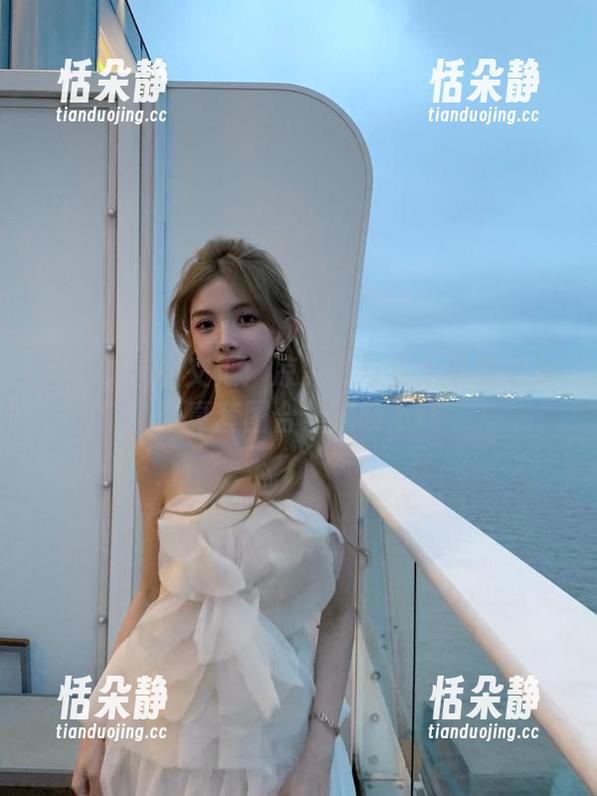 爱与职场的交汇：凉凉子与女上司的七夕写真套图合集揭晓.txt