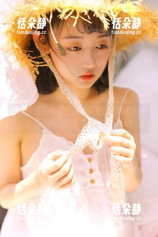 夏天的迷人瞬间：凉凉子最新写真作品集全面更新，尽在你的指尖！.txt
