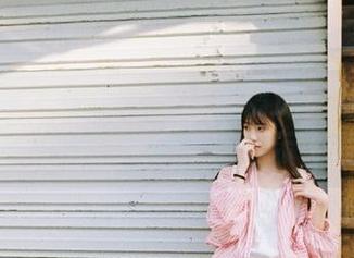 初夏女神 – 依依时尚写真精选：白色毛领连衣裙与短靴原图展示.txt