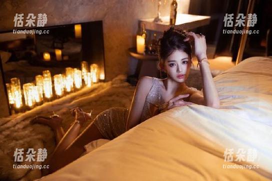 初夏女神 - 精选安妮的白色写真：穿越尴尬与美丽的自嘲之路.txt