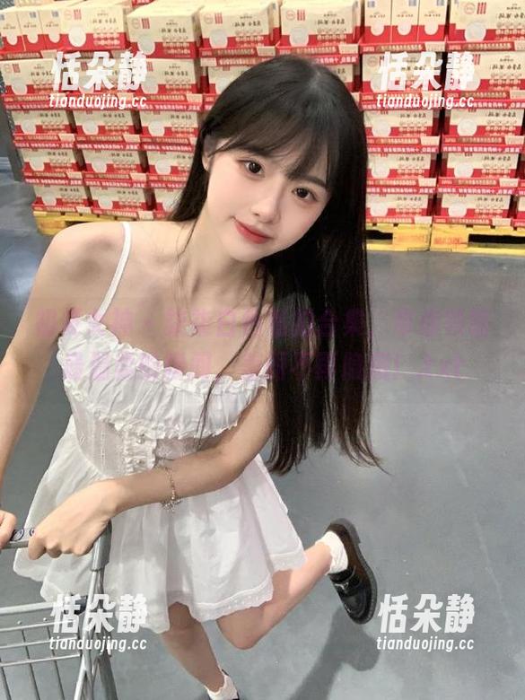 初夏女神 - 柒柒白色私拍合集，带你领略最温柔的瞬间，美丽不再隐藏！.txt