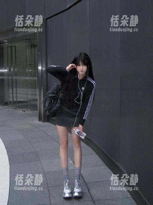 追随可可小白兔的连体衣风格，尽享精美写真壁纸的魅力！.txt