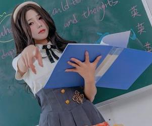 探索咬一口兔娘的牛仔裤风格：璀璨原图与壁纸，带给你无限灵感.txt