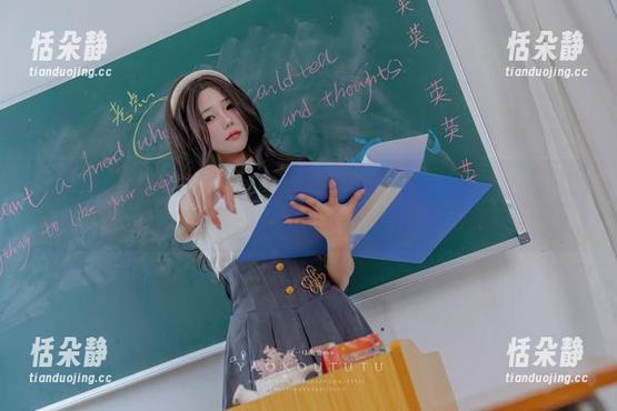 探索咬一口兔娘的牛仔裤风格：璀璨原图与壁纸，带给你无限灵感.txt