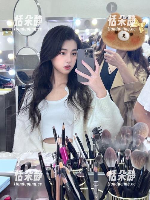 头条女神 - 张梓柔棉袜的温柔呼唤：分享与朋友们的72张精彩写真图片.txt