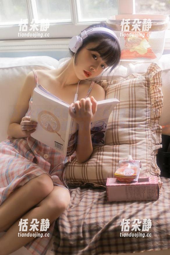 头条女神 - 观看郭忆然天台写真里的故事，每一幅作品都在诉说着她的奇幻人生旅程.txt