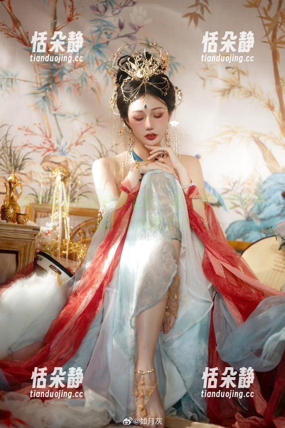 探索如月灰的白裙写真：原图带你感受她的梦幻风格.txt