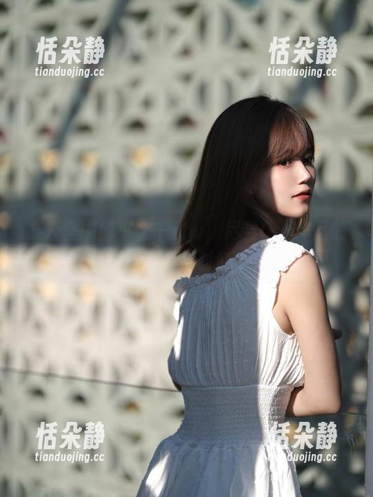 小仓千代w 办公室中的小仓千代w,尽显Cos作品的青春活力与时尚.txt