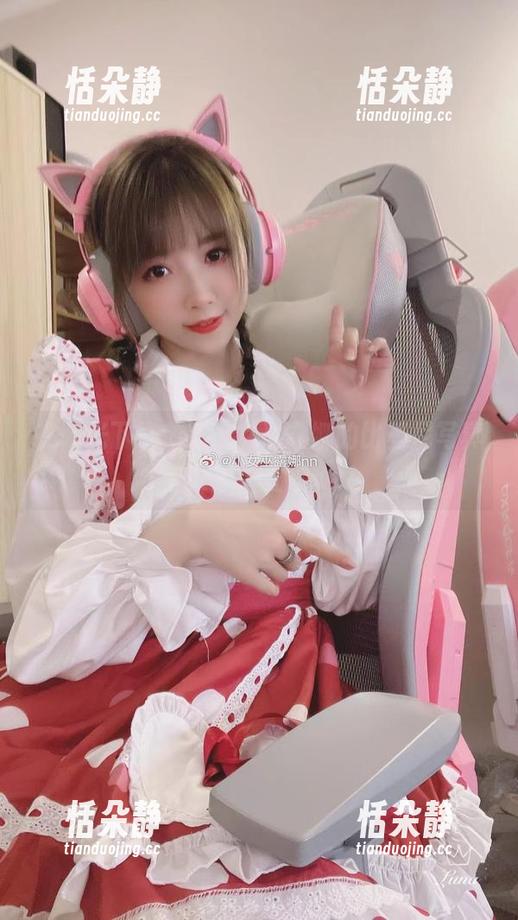 在阳光下绽放，小女巫露娜的比基尼写真全集分享狂欢.txt