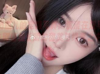 小小奶瓶儿的定制写真：沉浸在双马尾制服师生剧情加长版的甜美与纯真之中！.txt