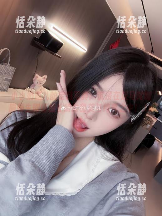 小小奶瓶儿的定制写真：沉浸在双马尾制服师生剧情加长版的甜美与纯真之中！.txt