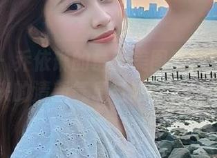尤果网 – 乔依琳的最新美图更新：白衬衫带来的清新气息与独特风格.txt