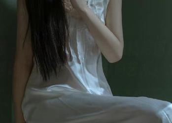 尤果网 – 欣赏谭晓彤美足的精彩图片分享，领略她充满魅力的时尚艺术！.txt