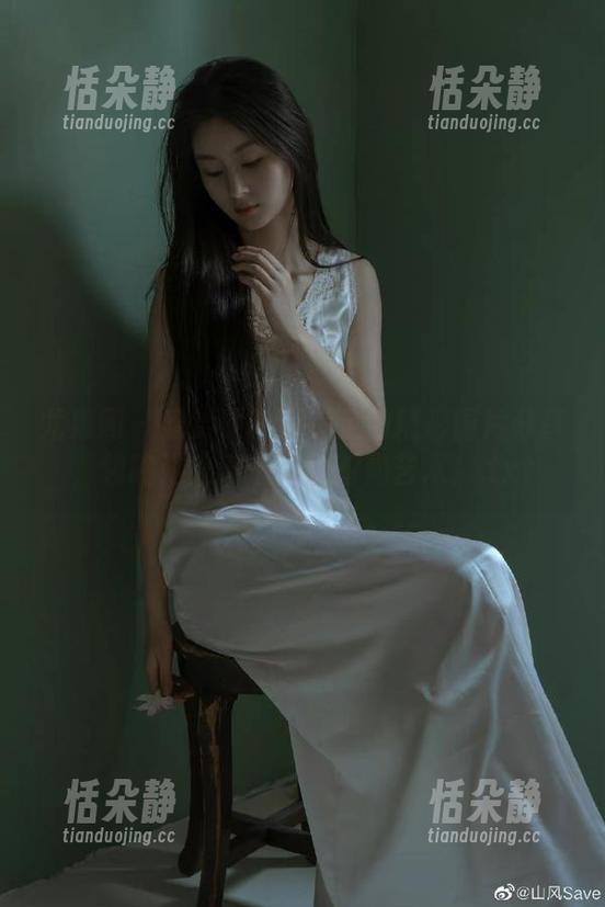 尤果网 - 欣赏谭晓彤美足的精彩图片分享，领略她充满魅力的时尚艺术！.txt