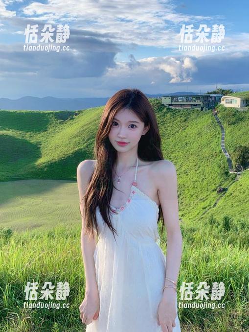 尤物馆 - 一场视觉盛宴，Seven小七的美脚写真合集为你带来无尽的享受，赶快分享吧！.txt