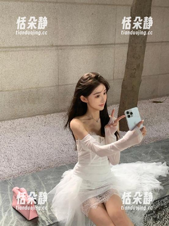 尤蜜荟 - Angela小热巴秘书写真集：精选个性与魅力的碰撞，展现她独特的风格.txt