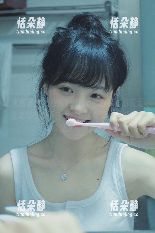 尤蜜荟 - 严利娅Yuliya的白裙作品在无圣光的映衬下，为何让人想要大吐特吐，真的让人震惊！.txt
