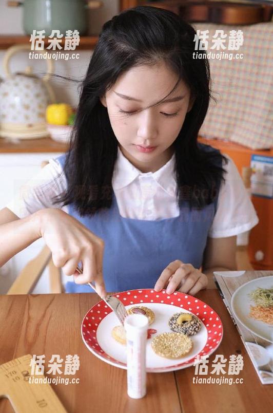 微密圈 - 观看充满创意的张鑫baby制服图片，带你领略别样的青春靓丽风貌.txt
