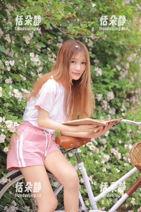 透过镜头的动人瞬间：抱走莫子的瑜伽套图合集，感受优雅与力量的结合.txt