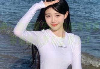 摘取经典：抱走莫子aa的胶衣写真全集，带你进入梦幻世界.txt
