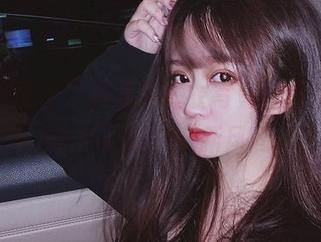 “是依酱呀”用私房睡衣写真诠释优雅，动人图片引领穿衣新风尚.txt