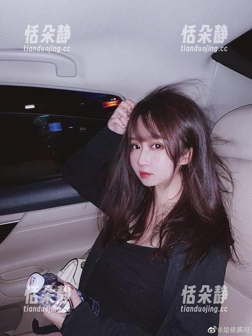 “是依酱呀”用私房睡衣写真诠释优雅，动人图片引领穿衣新风尚.txt