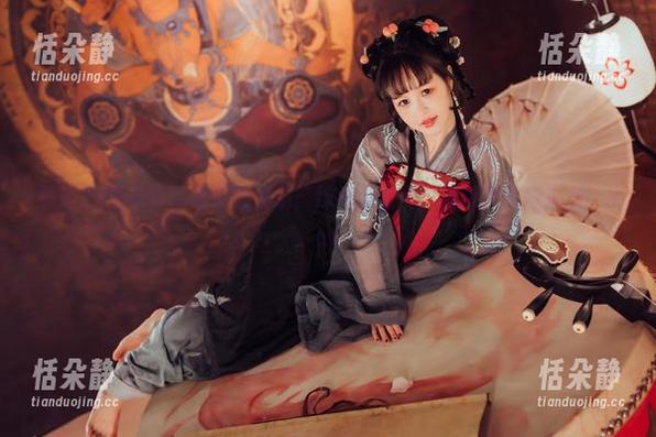 晕崽Zz最新作品集震撼发布：抹胸小白兔，清新少女感来袭！.txt