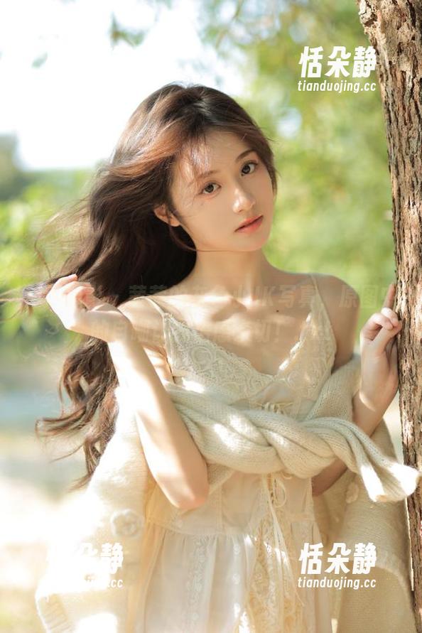 月下摄影 - 茜茜的灰色小JK写真，原图中的自嘲让我倍感亲切！.txt