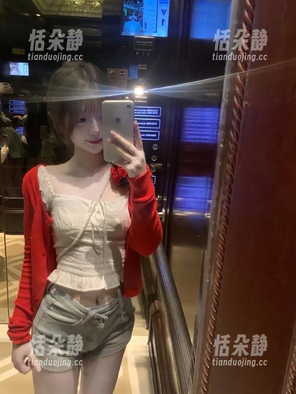 果团网-龚玥菲 果团网 - 甜美气息尽显!龚玥菲私拍制服图包上线,快来下载.txt