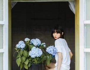 森萝财团带来的操场上的白丝写真作品，青春永驻的视觉盛宴.txt