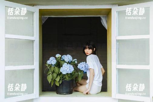 森萝财团带来的操场上的白丝写真作品，青春永驻的视觉盛宴.txt