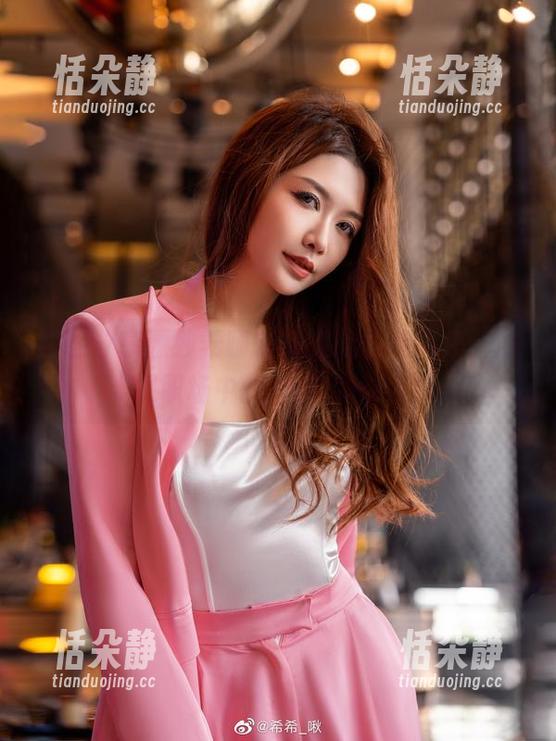 与你分享源纱希喵喵喵的职业装图集，展现职场中的真我风格.txt