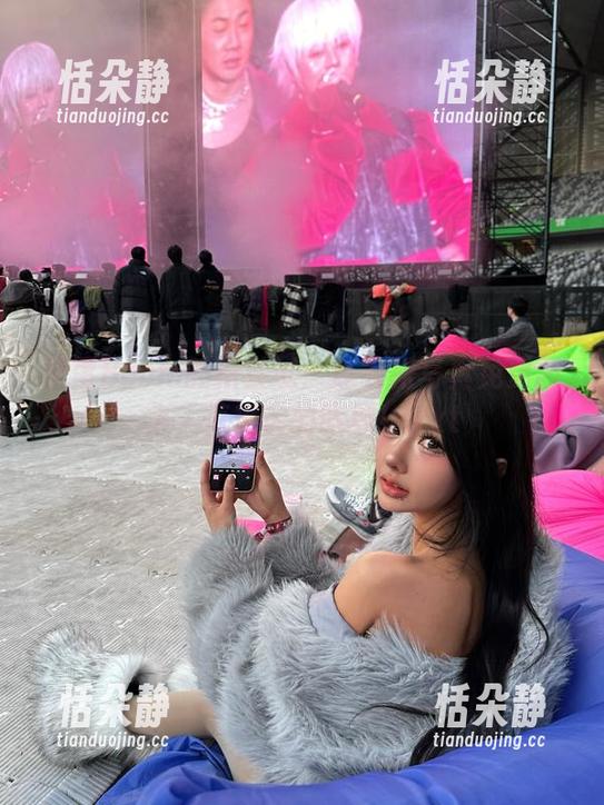 炸蛋Boom的新尝试：连衣裙写真免费图集，惊艳你的眼球！.txt
