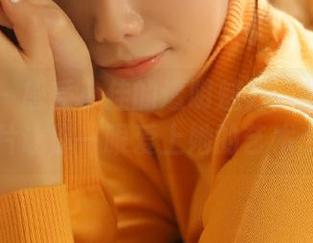 爱美足 – 感受小佳的透明魅力：最新写真图片让你一眼爱上她的艺术.txt