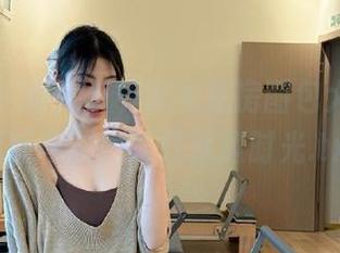 爱蜜社 – 娜大少爷泳衣私房图包大放送，清新可人的夏日水边时光.txt