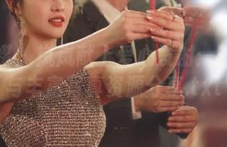 物恋传媒 – 岚岚献上爱心发射：精彩图包与丰富写真资源分享.txt