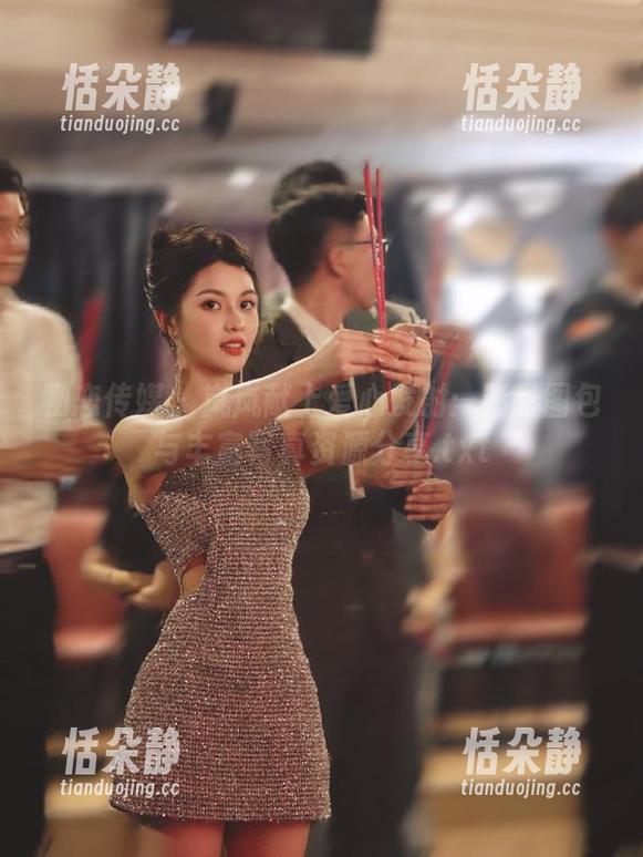 物恋传媒 - 岚岚献上爱心发射：精彩图包与丰富写真资源分享.txt