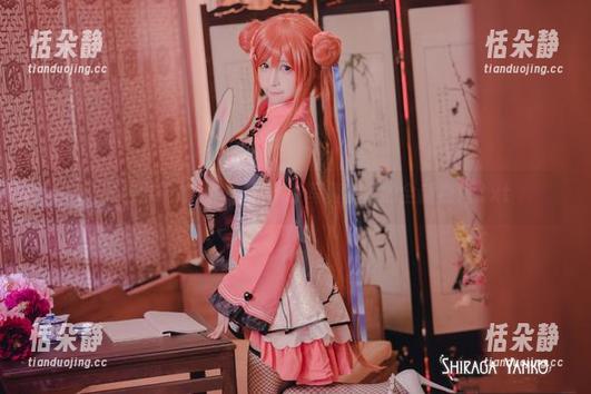 在黑色中绽放：白神泱精致写真套图的全新视角.txt