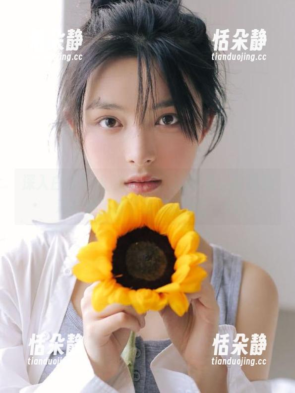 深入白金Saki的妹妹COS图集，缤纷色彩与细腻细节的完美结合.txt