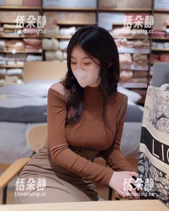 最新分享：白银81居家写真，探索家庭空间中的美好故事.txt