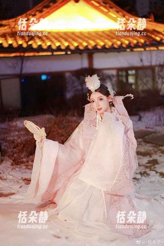 祖木子的泳衣私拍作品，宛如夏日海岸的梦幻瞬间.txt